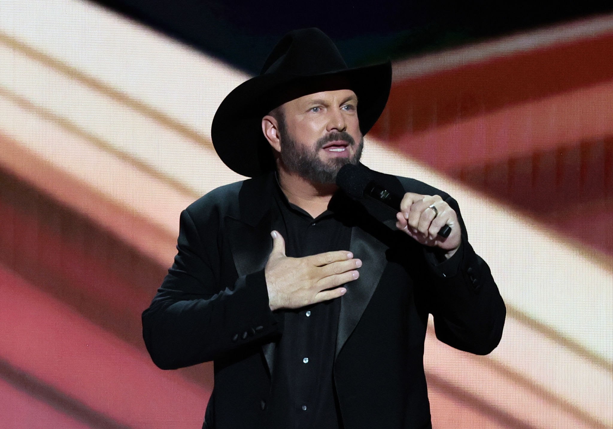 Garth Brooks is Leaving Country Music: “I Don’t Fit In Anymore”