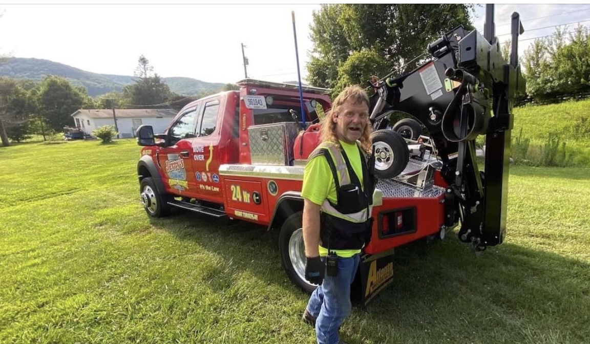 Tow truck driver on duty struck, killed by semitruck driver watching YouTube, police say